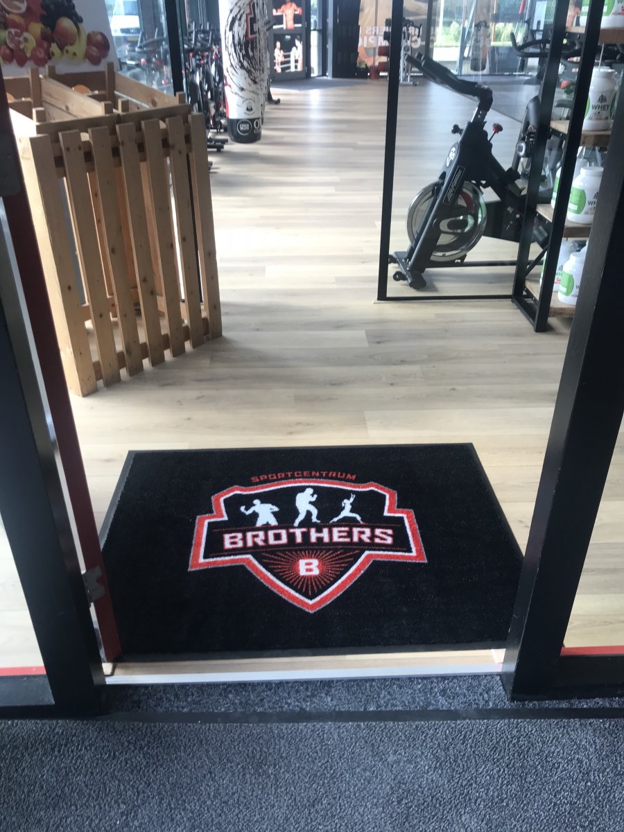 Deurmat met logo voor fitnessbedrijf