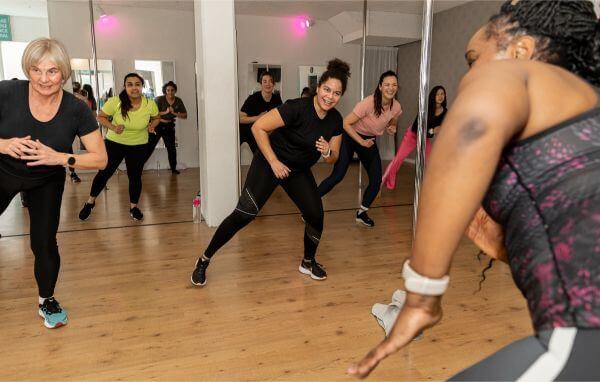 Volle groepsles tijdens Studio Boost training voor fitnessondernemers